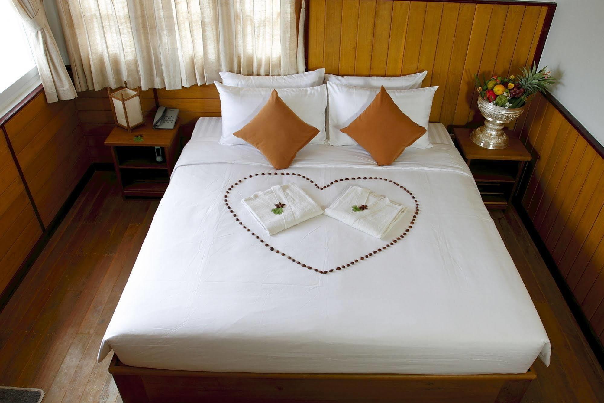 Inle Lotus Hotel Ньоншуэ Экстерьер фото
